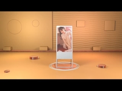 LCD que hace publicidad de la exhibición